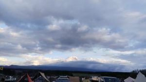 雲に隠れる富士山